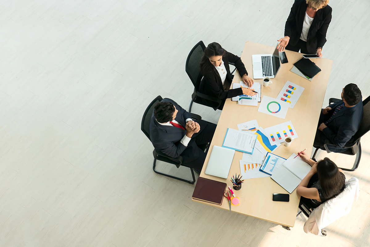 Equipo de profesionales ofreciendo asesoramiento jurídico y analizando documentación empresarial
