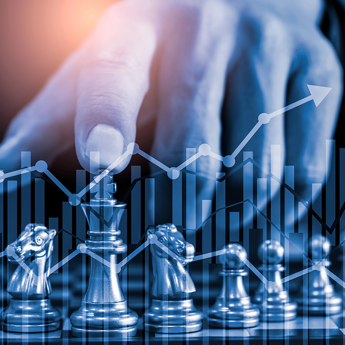 Estrategia financiera y toma de decisiones representadas con figuras de ajedrez y gráficos de inversión