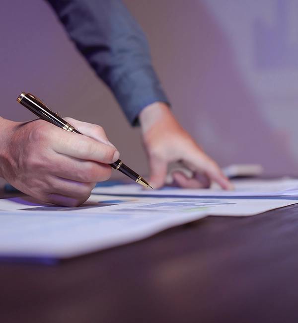 Primer plano de una persona firmando un contrato