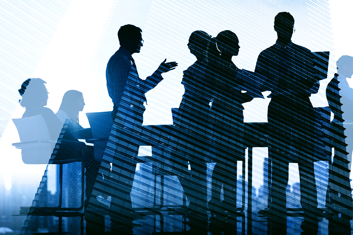 Equipo de expertos planificando la gestión patrimonial y sucesoria en reunión empresarial