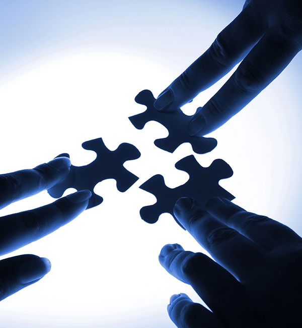 Reorganización empresarial representada con piezas de puzzle que simbolizan integración y estrategia