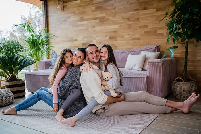 Seguros de hogar representados por una familia relajada en su casa.